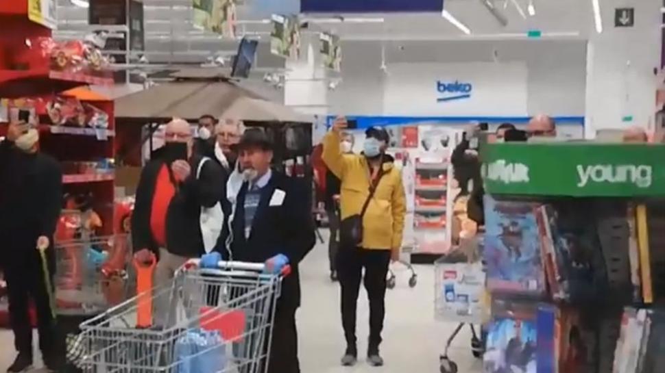 Imagini emoționante într-un supermarket din Piatra Neamț. Oamenii au cântat „Hristos a înviat!” în timp ce stăteau la coadă (VIDEO)