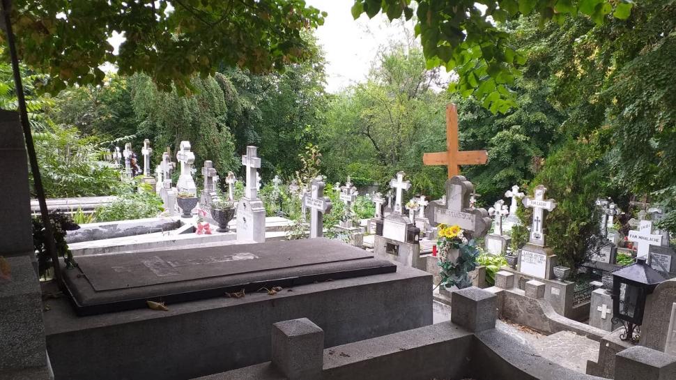 Cimitirele au fost luate cu asalt de credincioși, în prima zi din starea de alertă