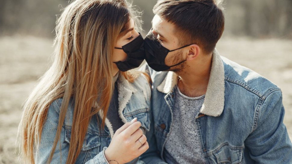 Doi tineri, surprinși în timp ce se sărutau, amendați pentru că nu purtau mască în spațiul public