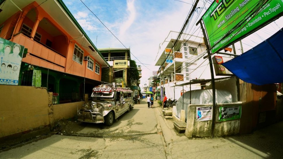 Un tânăr din Filipine a murit după ce a fost pus de Poliție să facă 300 de genuflexiuni