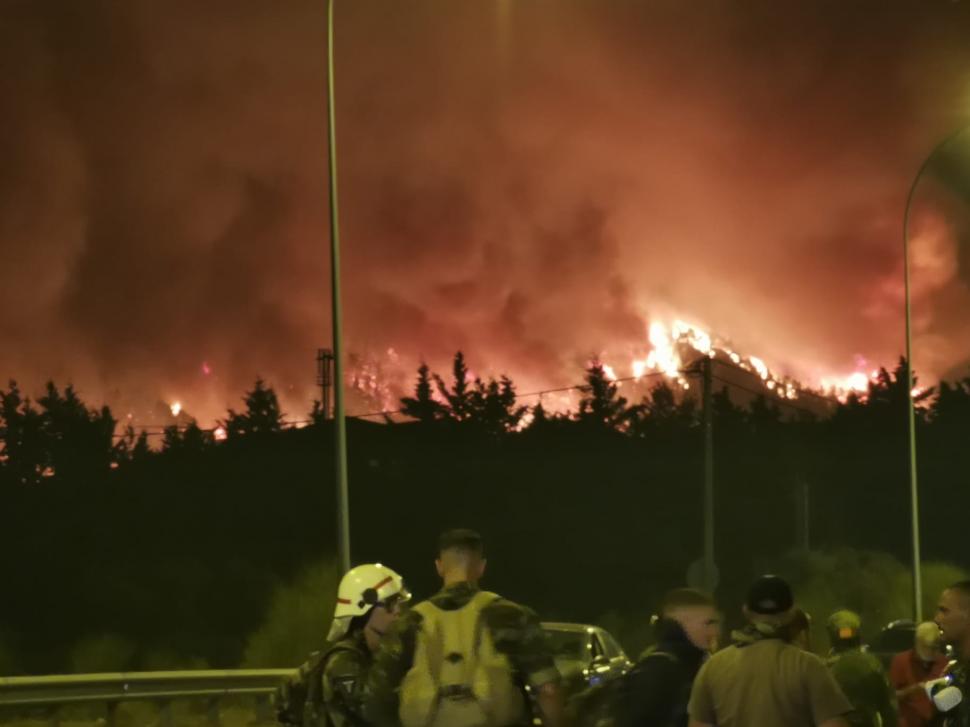 Misiunile pompierilor români continuă în insula Evia, pentru a treia zi.  Se luptă cu focul în ture de câte şase ore! 