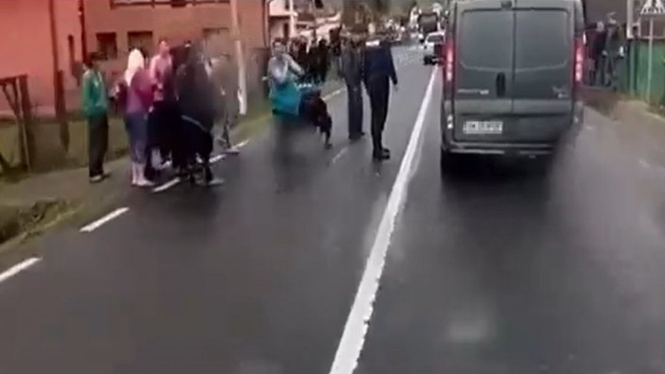 Copil de 7 ani, spulberat de o mașină în timp ce încerca să traverseze strada, în Maramureș
