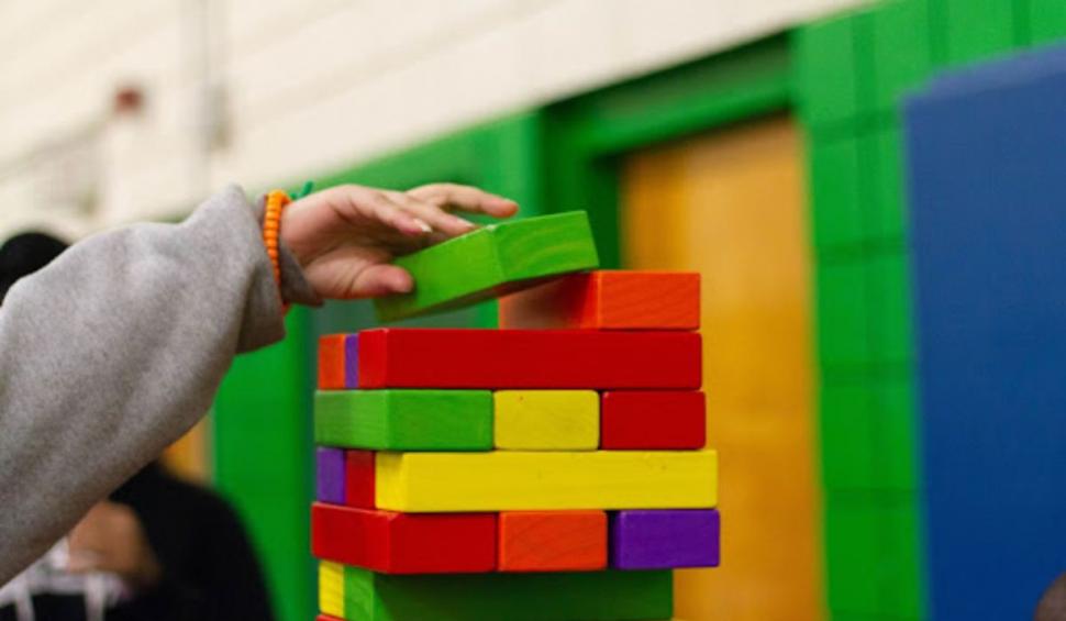 joaca folosind cuburile de ce sunt importante in educatia copilului tau