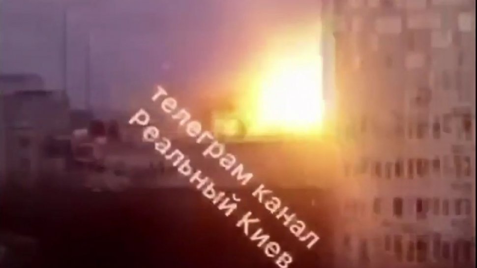 Momentul în care o clădire rezidențială din Kiev este lovită de o rachetă a rușilor