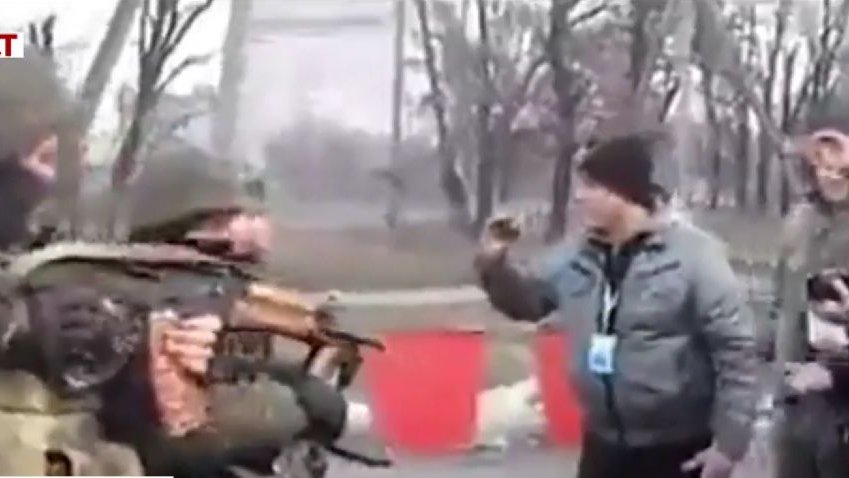 Ucrainenii i-au alungat pe rușii înarmați din cap până în picioare cu mâinile goale
