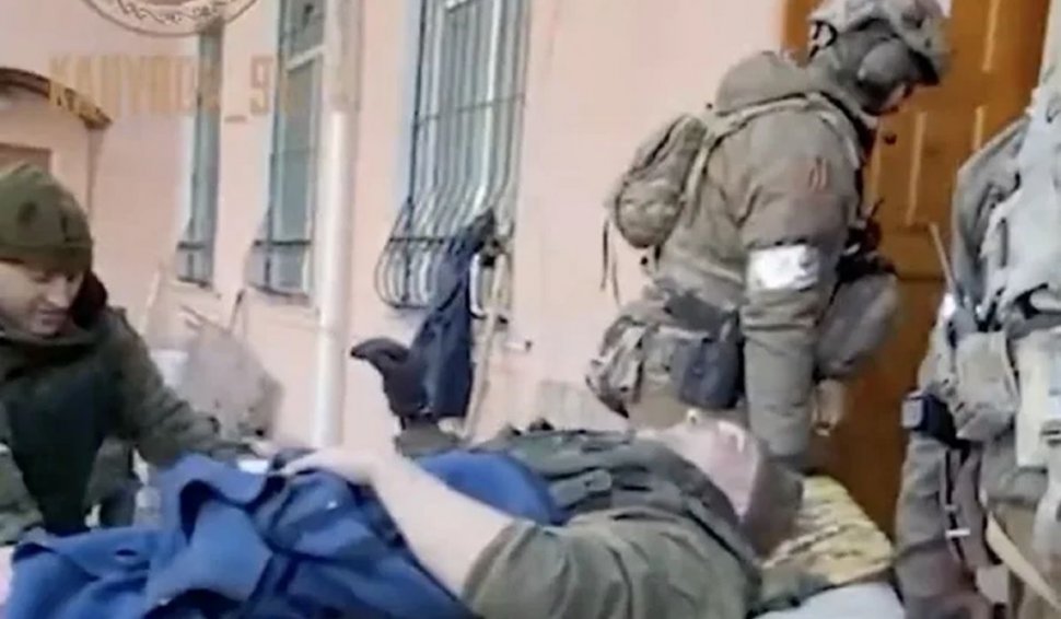 Un comandat rus a fost călcat cu tancul de un soldat revoltat | Cecenii au publicat un video cu victima