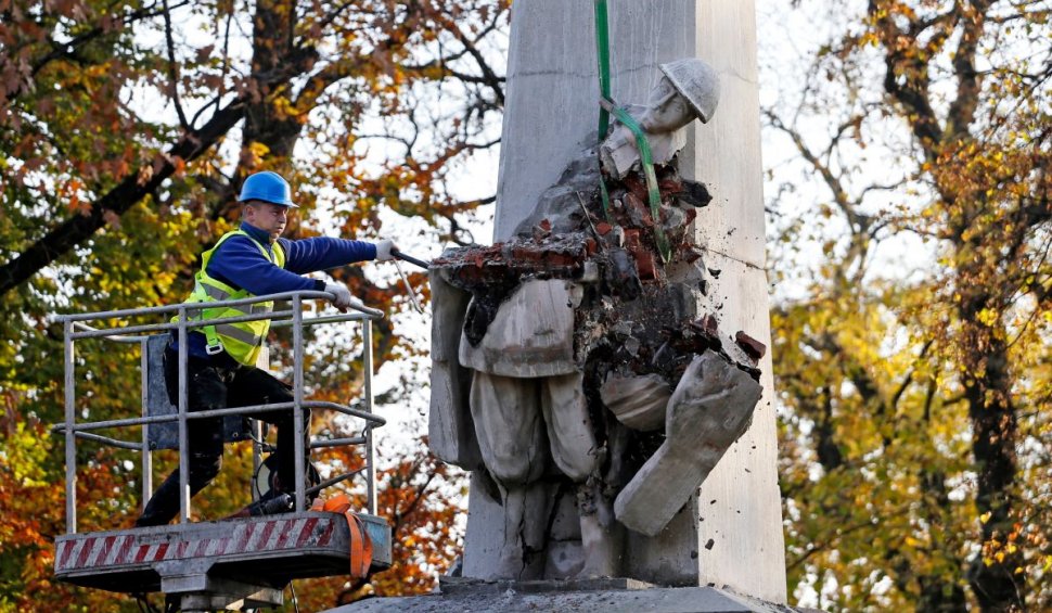 monumente demolate polonia derusificare