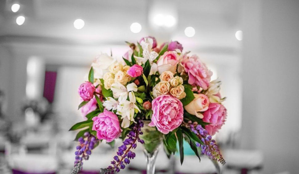 alegerea aranjamentelor florale de la nunta in functie de stilul evenimentului