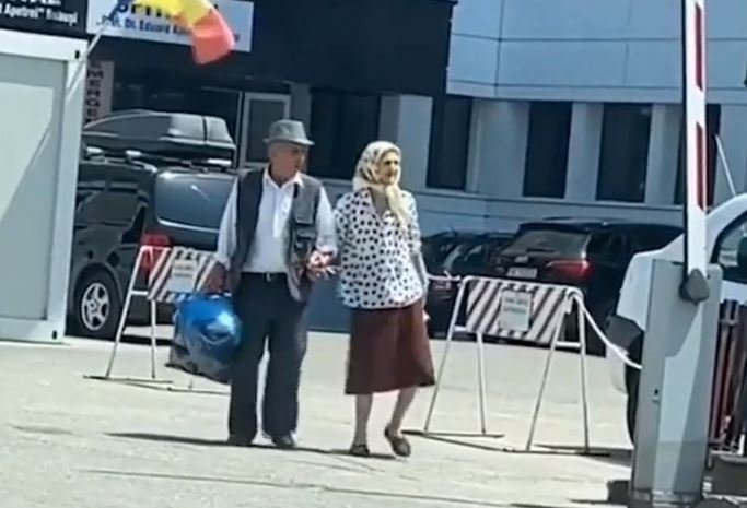 "Imagini cât o mie de cuvinte!" Un bătrân din Bacău şi-a aşteptat soţia în faţa spitalului, apoi au plecat ţinându-se de mână 843461
