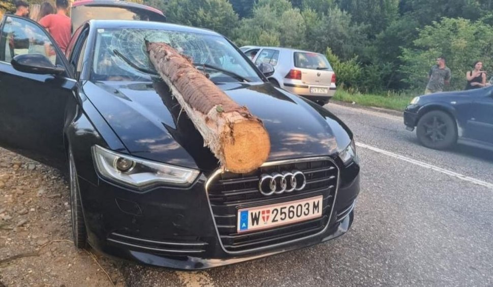 Un buștean dintr-un TIR a străpuns parbrizul unei mașini în mers, pe DN 10, în Brașov