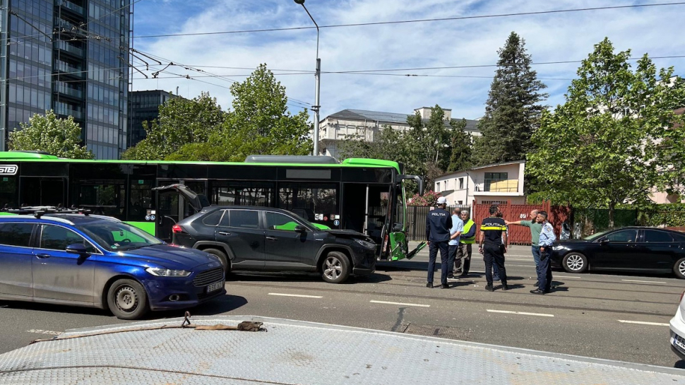 Accident în București, între un autobuz și un autoturism. Mai mulți pasageri au ajuns la spital