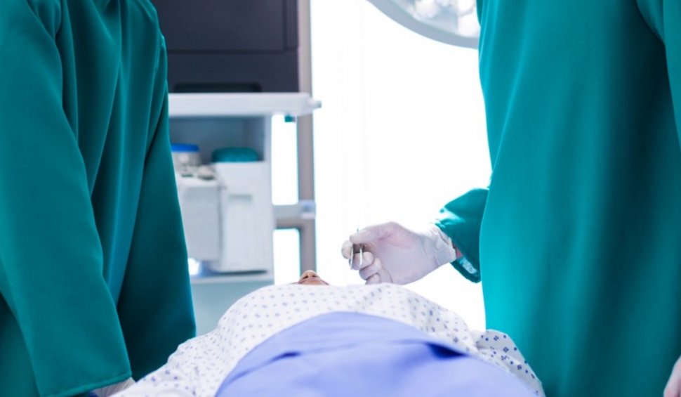 Medic din București, acuzat că a ucis o pacientă, după ce i-ar fi o uitat o compresă în abdomen, în timpul unei operații