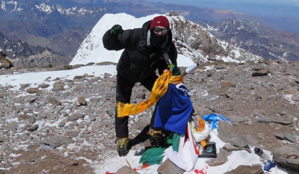 Un alpinist român a murit într-o tabără de pe Everest. Ghidul lui l-a găsit fără suflare, în cort