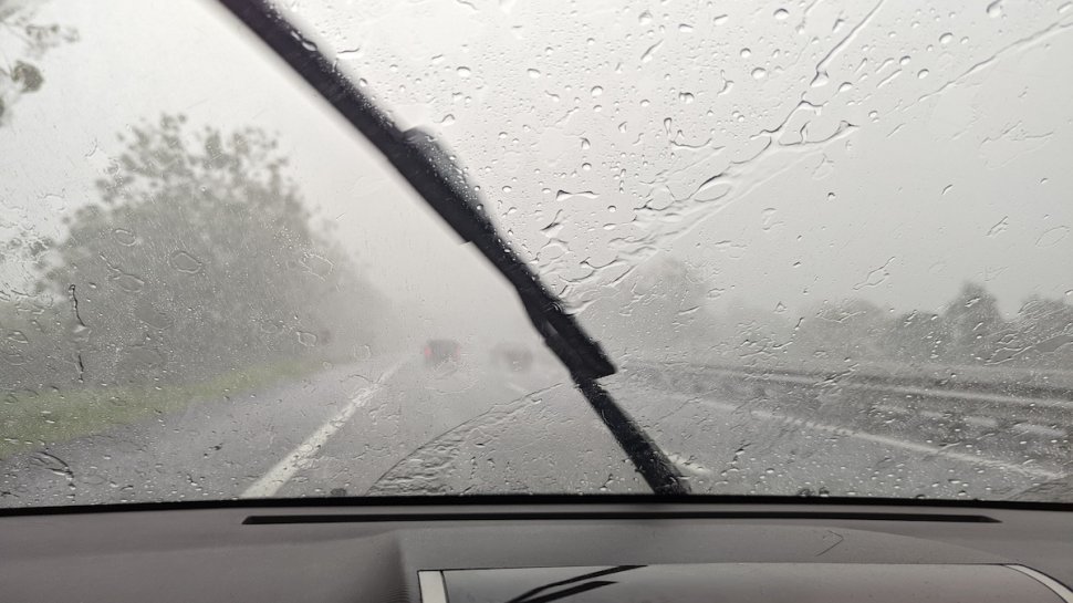 Se circulă în condiții de ploaie și de ceață pe mai multe drumuri din țară
