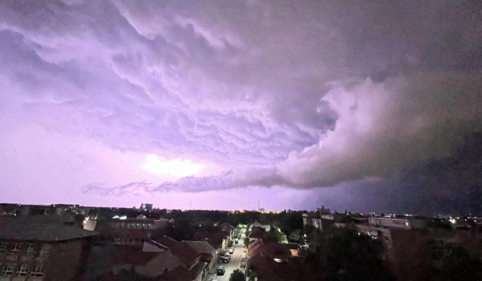 Fenomen meteo inedit pe cerul României, surprins la Arad: O furtună cu fulgere roz