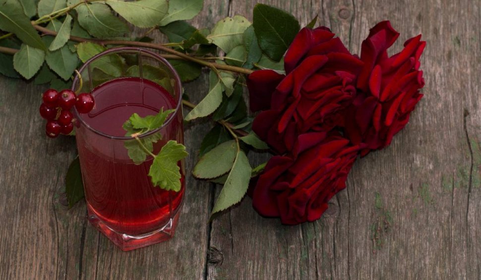 Trandafirata, rețeta care face furori printre gospodine. Cum se prepară băutura dulce și aromată din petale de trandafiri