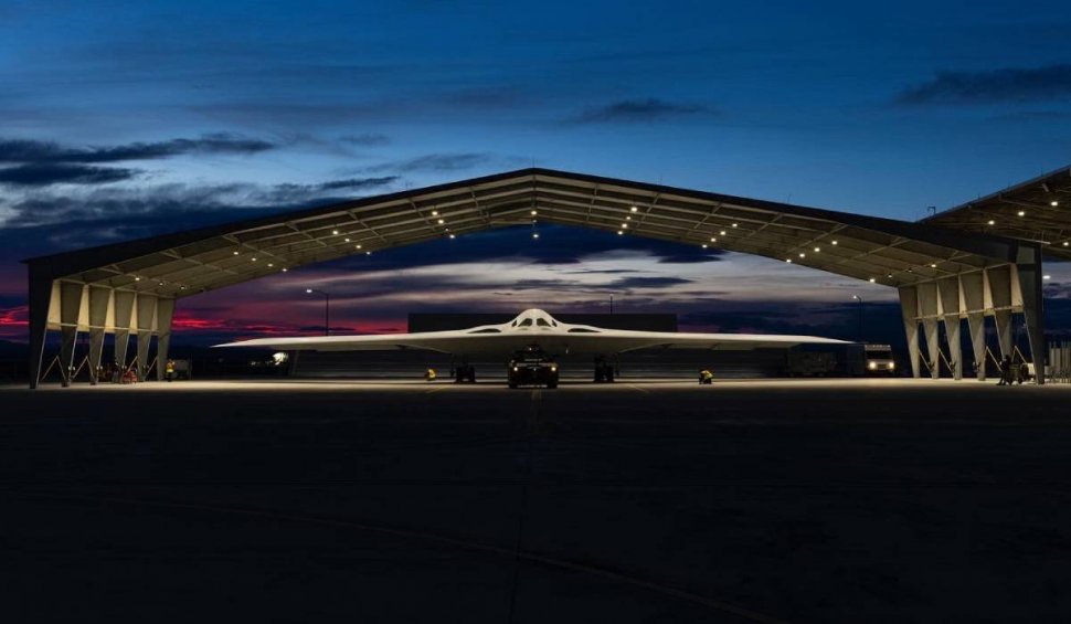 Imagini cu B-21 Raider, noul bombardier invizibil al Americii