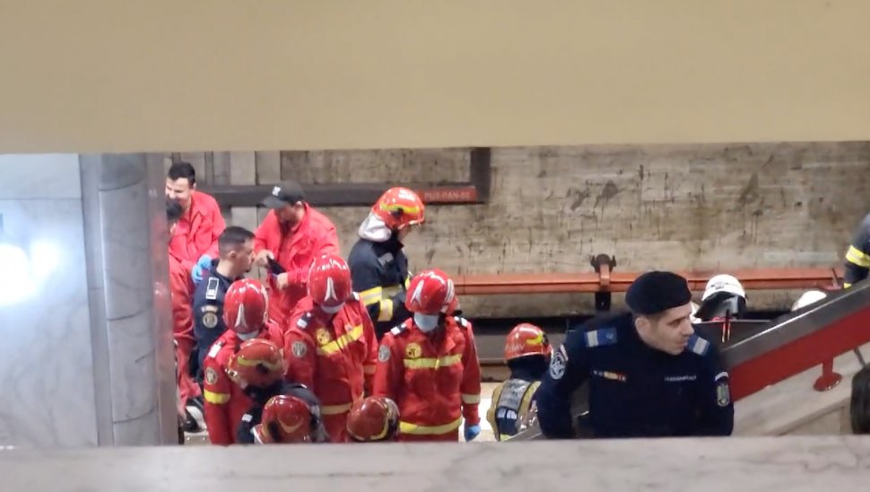 Circulație blocată la metrou în București, după ce o persoană a căzut pe șinele de tren, la stația Eroilor