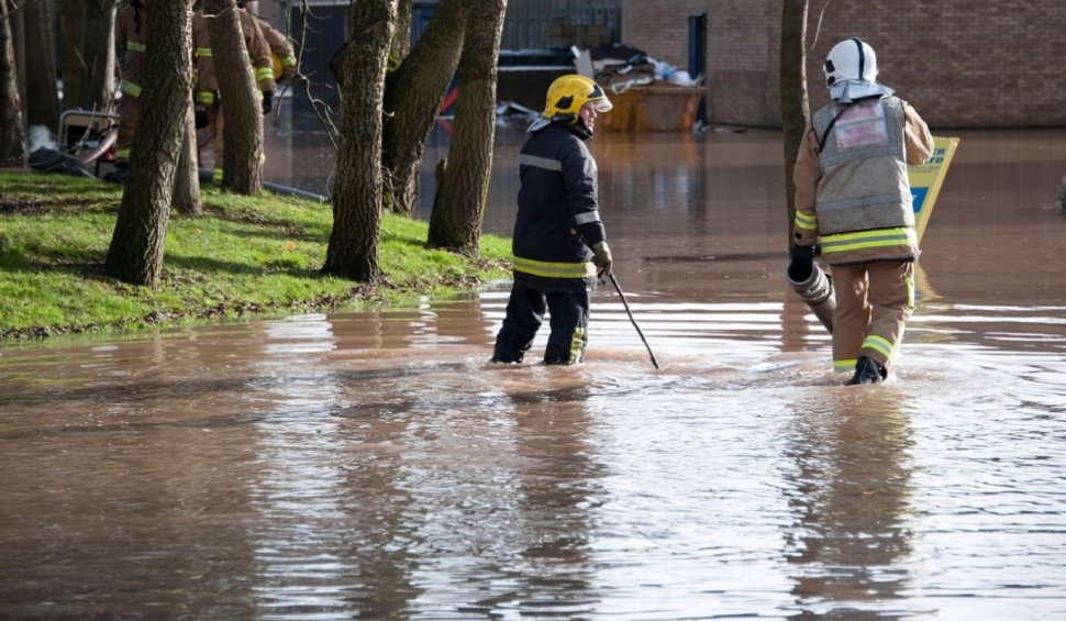 pompieri inundatii