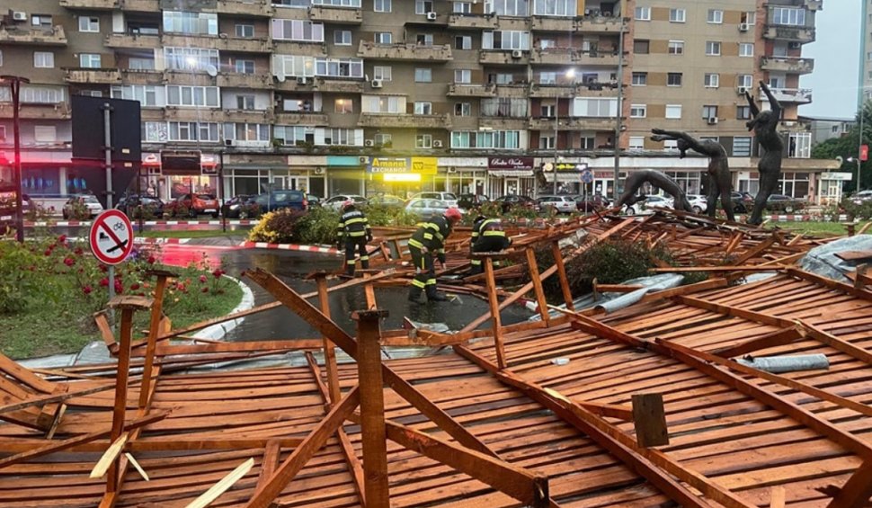 Imagini cu dezastrul lăsat în urmă de Codul roșu de furtuni: Acoperișuri luate de vânt, gospodării inundate, copaci rupți și trenuri blocate