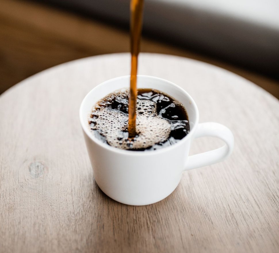 Ce se întâmplă cu cafeaua atunci când este reîncălzită. Mulți români fac această greșeală
