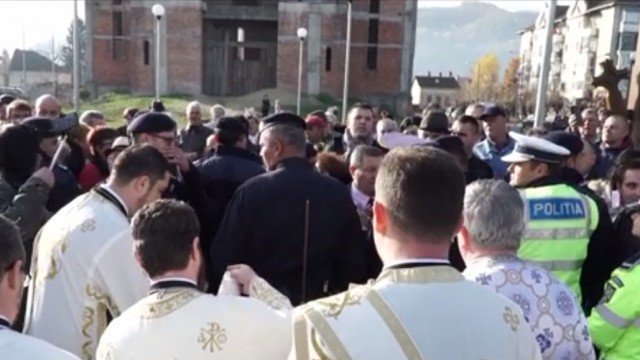 Scandal uriaş la Sighetu Marmaţiei: Un preot a ţinut liturghia ajutat de jandarmi, după ce enoriaşii nu l-au primit în biserică