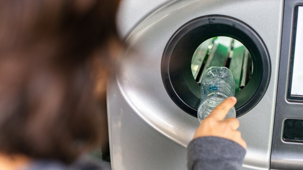 De ce nu poți preda la orice oră sticlele pentru reciclare, deși magazinul este deschis și automatul funcționează
