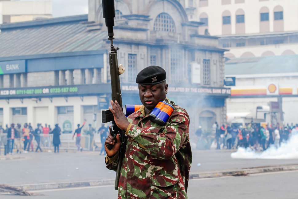 Cel puțin 13 morți după ce armata a tras în protestatarii din Kenya. Parlamentul din Nairobi a fost incendiat