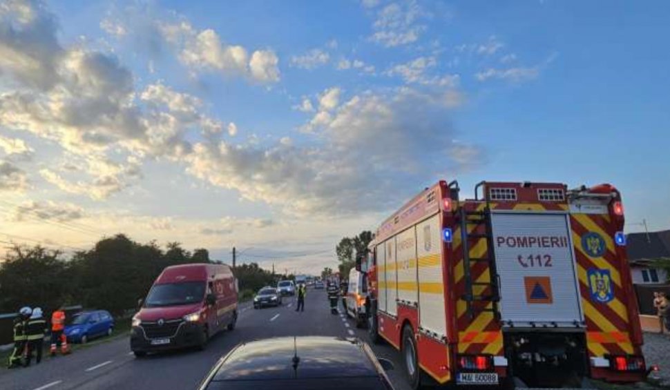 Accident grav, între un autocar și o mașină, în satul Hârlești din Bacău: Cinci persoane au fost rănite, trei sunt în stare critică