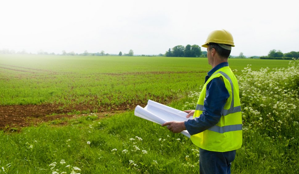 Românii care dețin construcții ale fostelor întreprinderi agricole de stat vor putea cere titlu de proprietate și pentru terenuri. Legea a fost adoptată