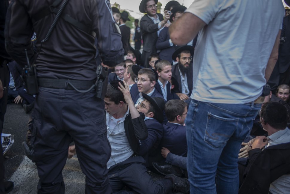 Evreii ultra-ortodocși au blocat cea mai mare autostradă din Israel: „La închisoare! Nu la armată!”