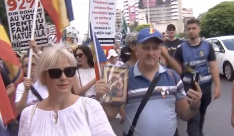„Marșul Normalității” în București: Sute de oameni au ieșit în stradă să susțină „familia tradițională” înainte de parada LGBT