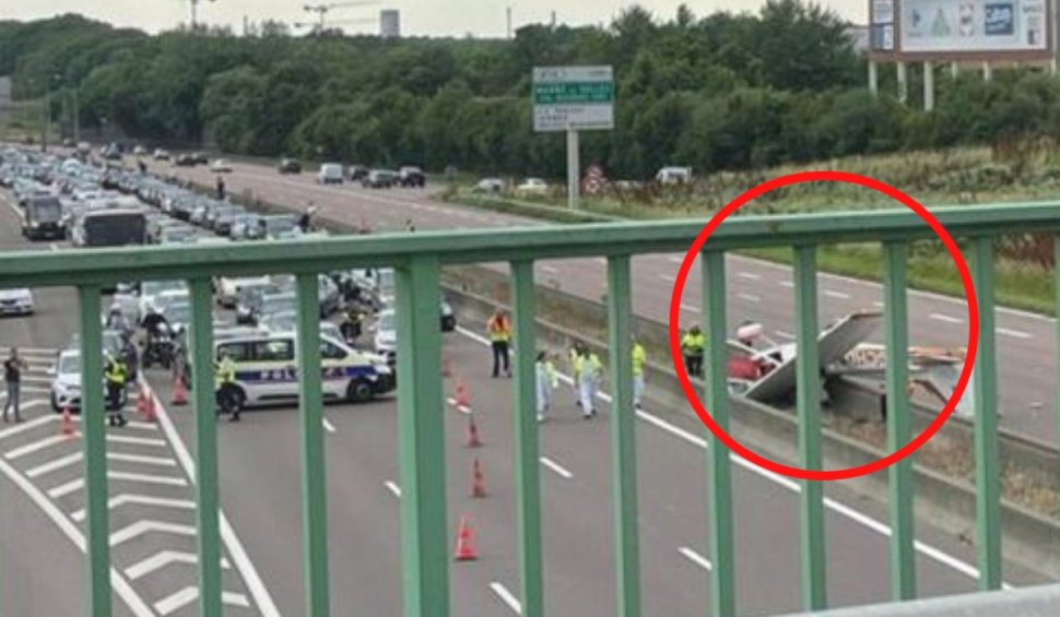 Un avion de mici dimensiuni s-a prăbușit pe o autostradă din Franţa. Trei persoane au murit