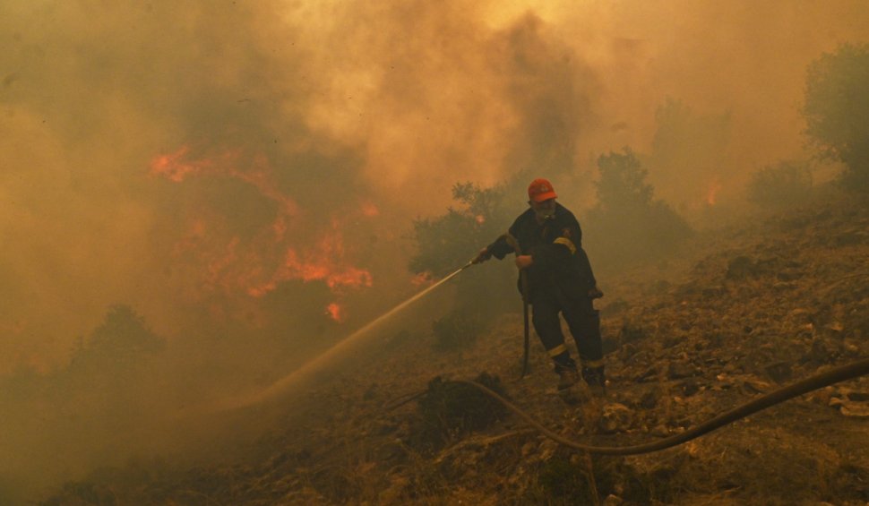 Incendii în Grecia: Intervenţie masivă a pompierilor pentru stingerea unui incendiu de pădure, la nord de Atena