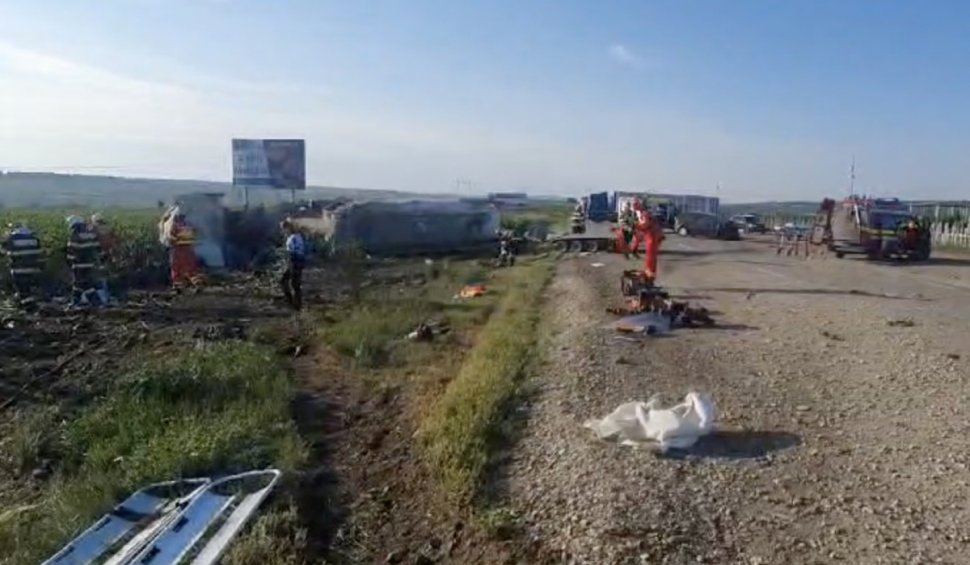 Cinci oameni, dintre care doi copii, au murit pe loc într-un accident, după ce o cisternă și o mașină s-au ciocnit pe un drum din Suceava