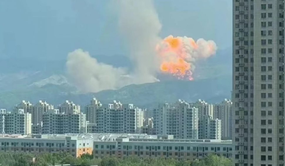 Momentul în care o rachetă se prăbușește, după o lansare accidentală, la marginea unui oraș din China