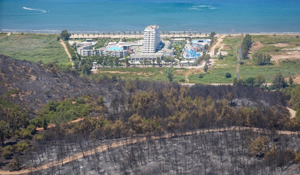 Turiști români din Turcia au fost evacuați din hoteluri, din cauza incendiilor de vegetație. MAE: Consulul din Izmir a discutat cu ei