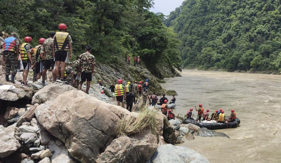 autobuze cazute rau nepal profimedia