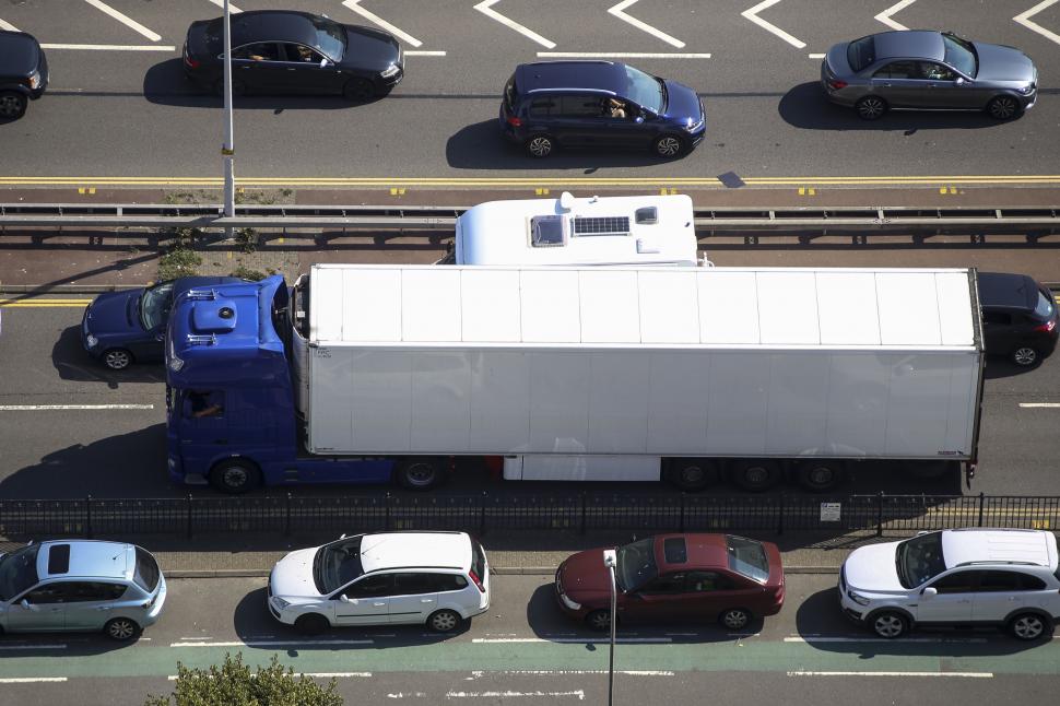 masini si camioane in trafic