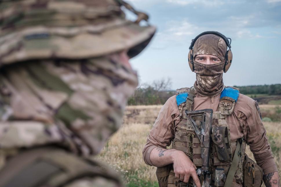 soldati ucraineni cu pusca in mana
