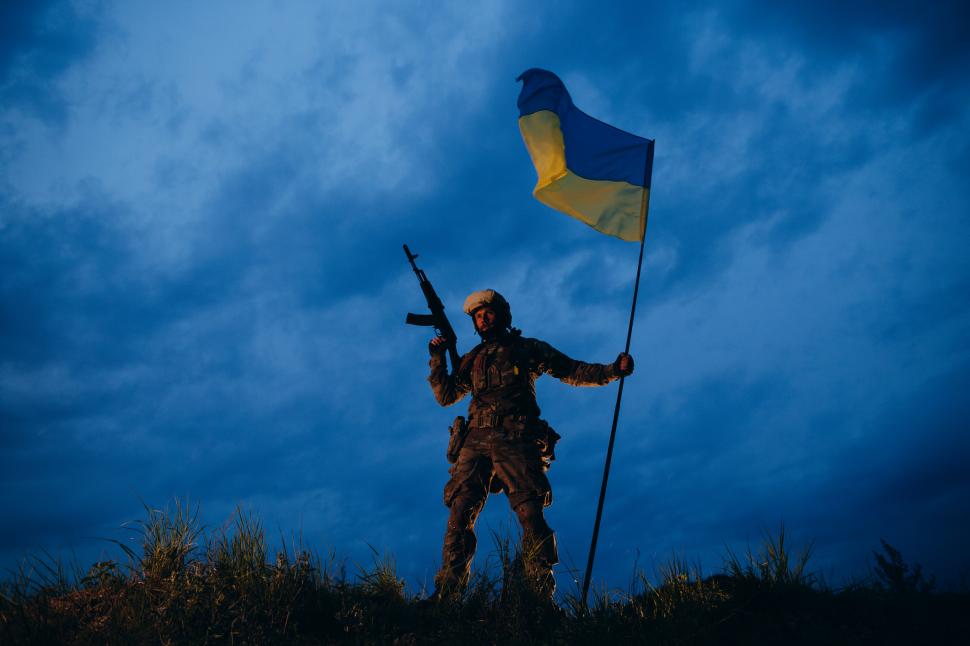 soldat ucrainean cu steagul ucrainei in mana
