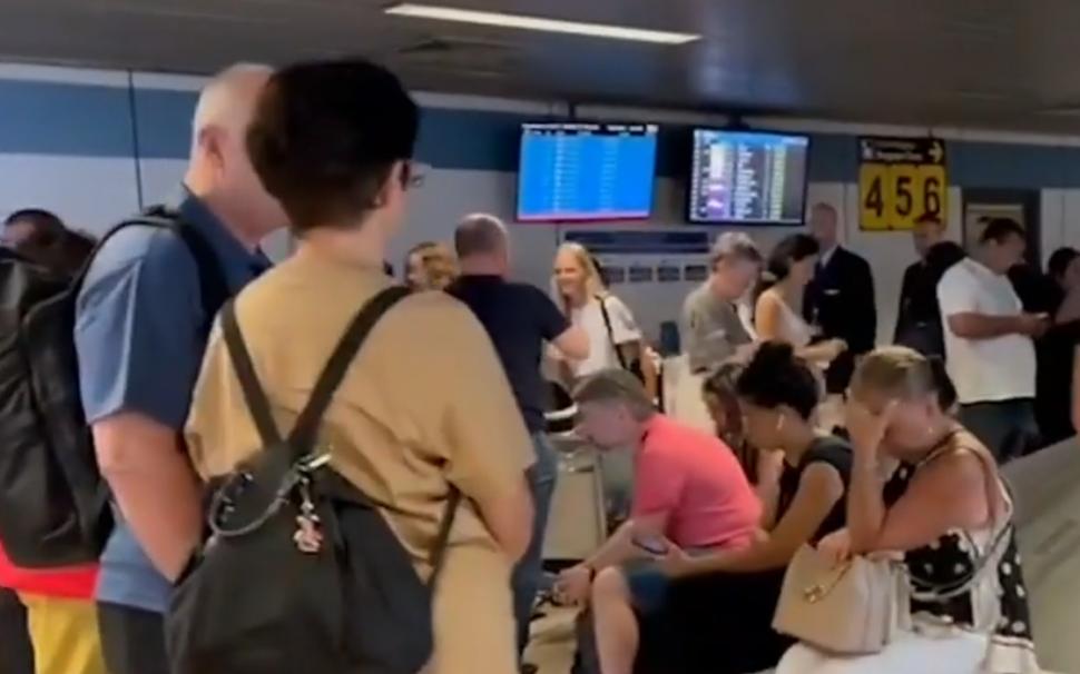 pasageri care asteapta bagajele pe aeroportul otopeni