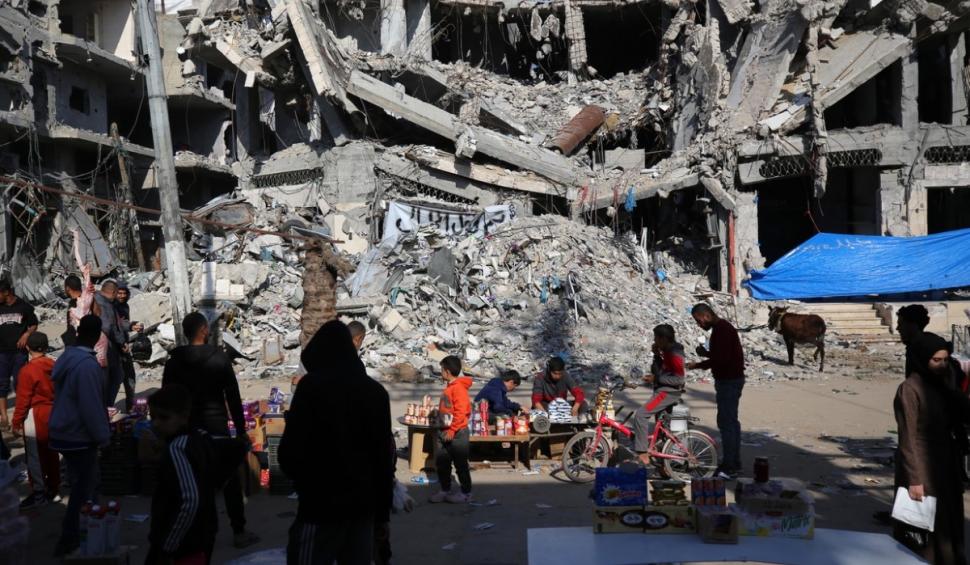oameni in gaza printre ruine dupa bombardamente