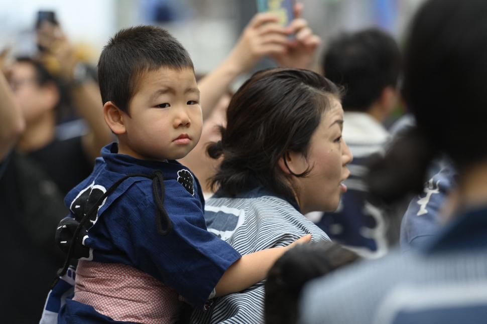 femeie cu copil in spate in japonia