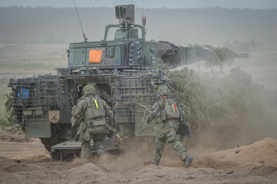soldati NATO participa la un exercitiu militar