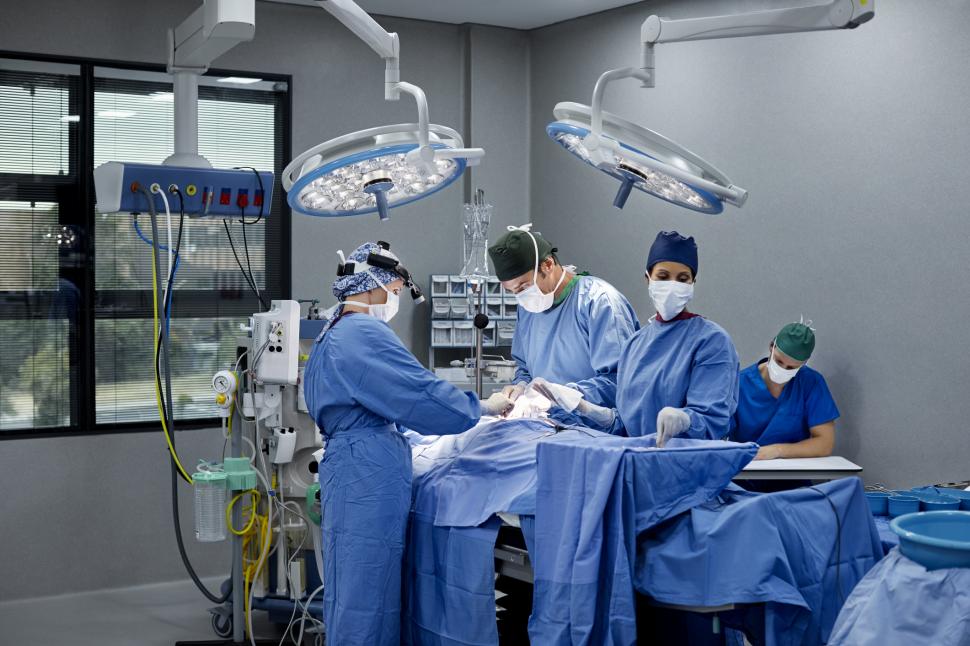 chirurgi in sala de operatie