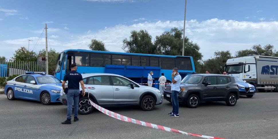 echipaj de politie langa un autobuz albastru