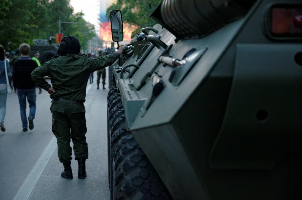 soldati rusi langa tancuri pe strada in rusia