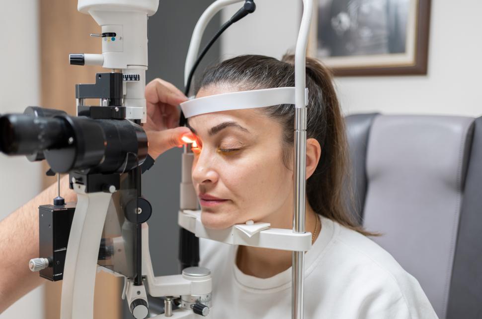 femeie care isi face un control oftalmologic
