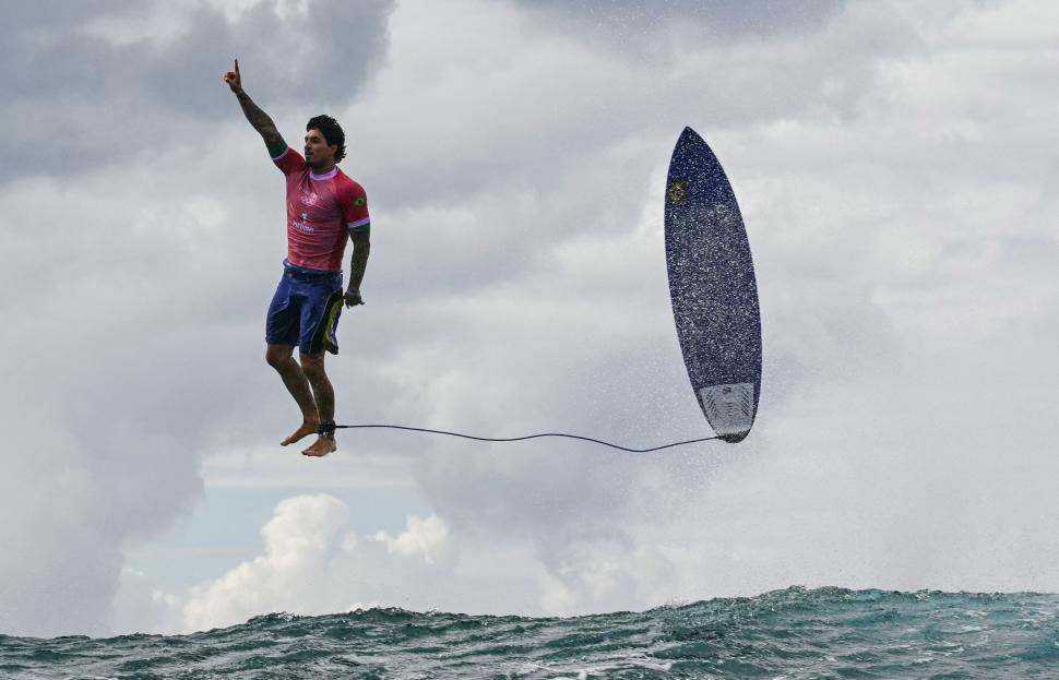 Surferul Gabriel Medina a devenit subiectul unei fotografii virale.